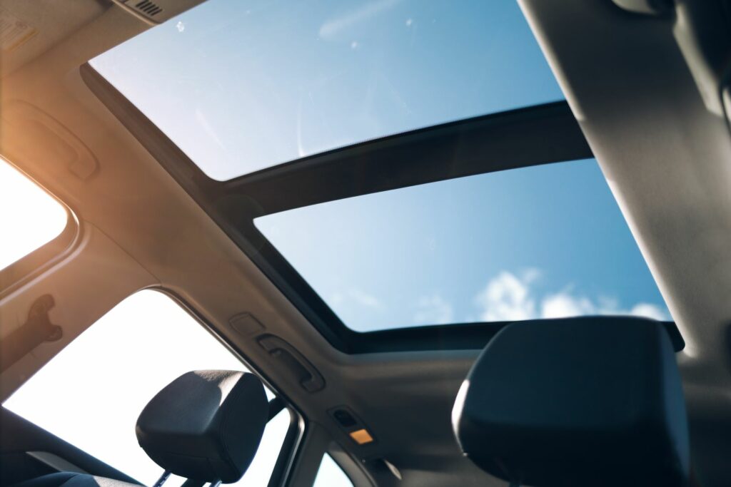 Le ciel de toit d'une voiture : les etapes pour un nettoyage efficace